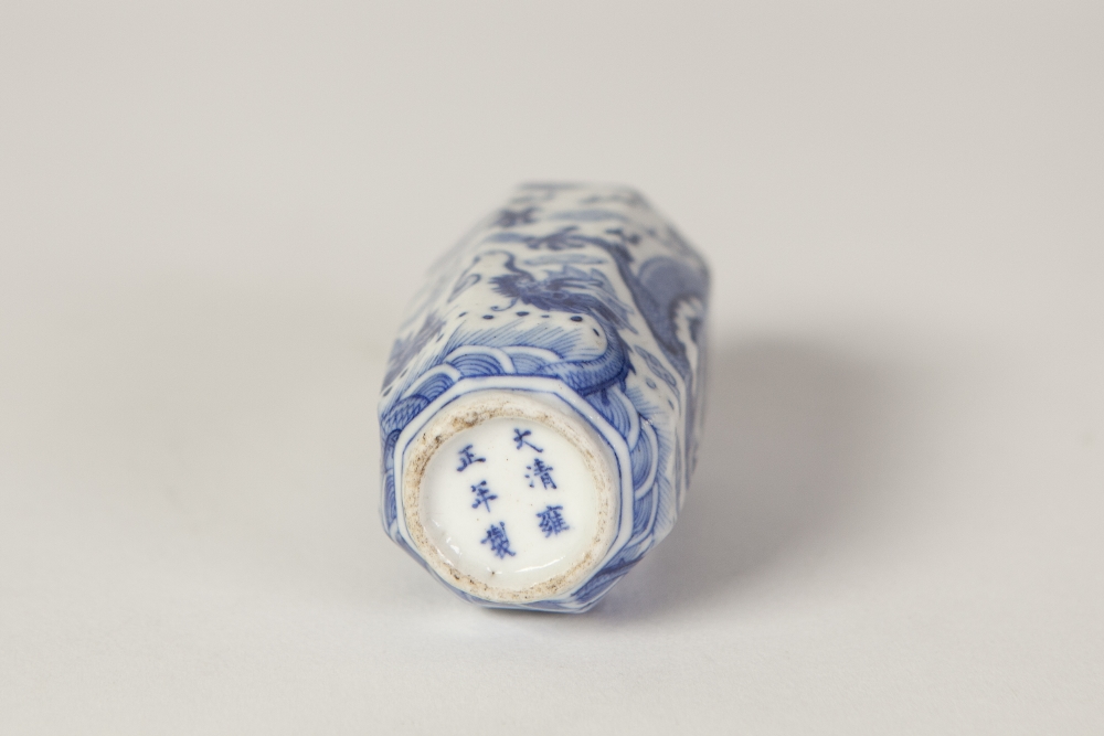 A CHINESE PORCELAIN OCTAGONAL SNUFF BOTTLE (minus stopper), finely painted in underglaze blue with - Image 3 of 3