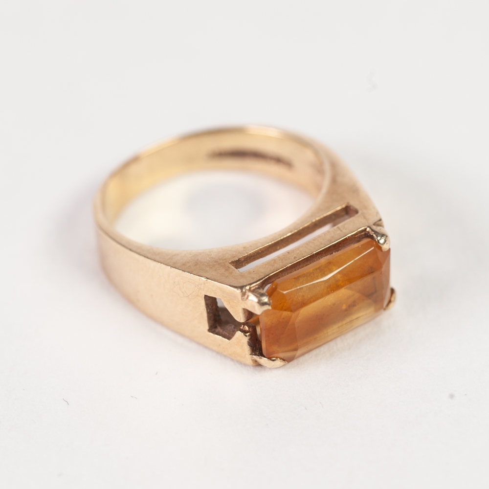 9ct GOLD DRESS RING, with a narrow oblong citrine in a four claw setting, 5gms, ring size 'M/N'
