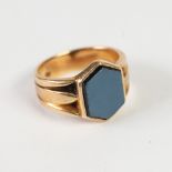 18ct GOLD SIGNET RING, the hexagonal top set with Sardonyx, 10gms, ring size 'R/S'