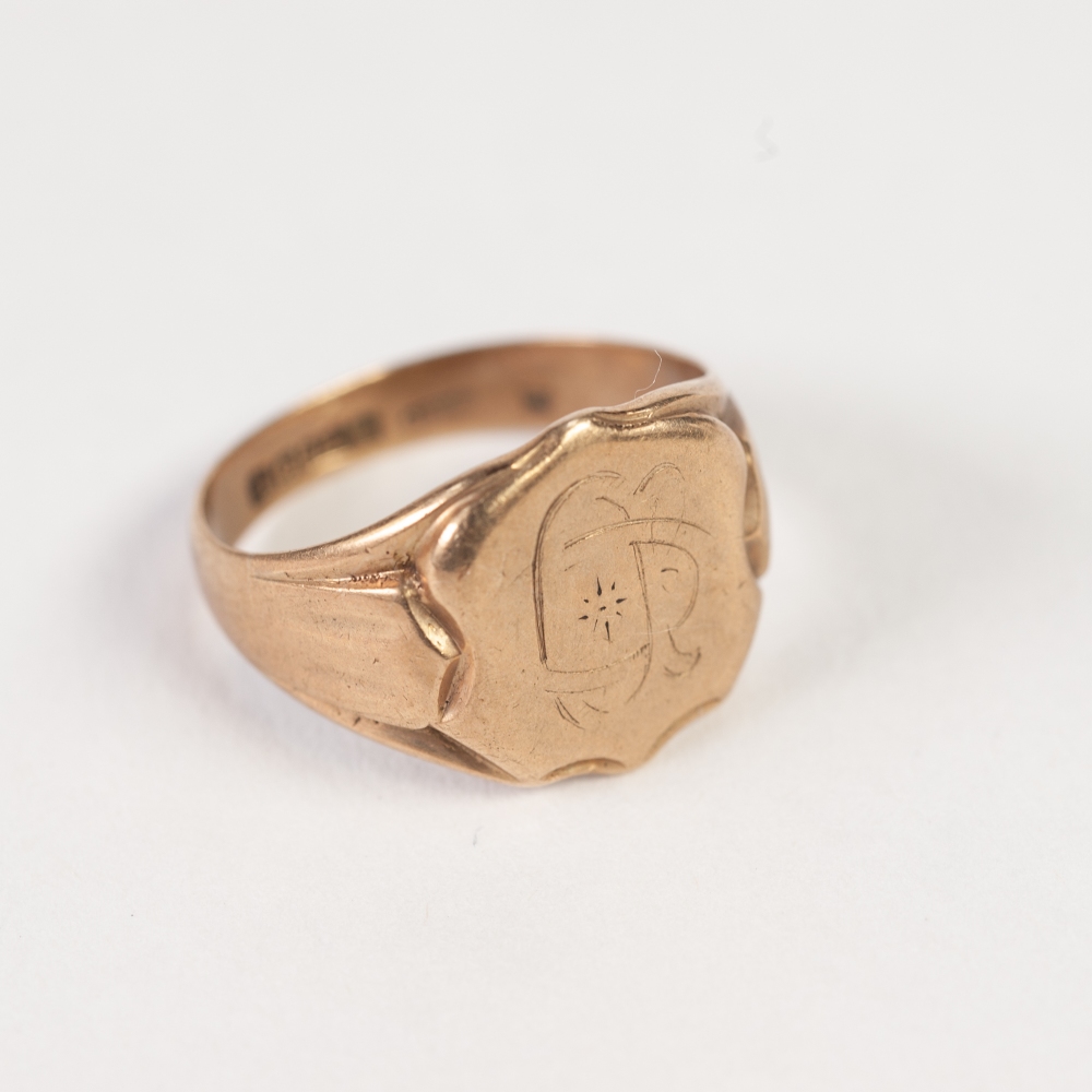9ct GOLD SIGNET RING, with shield shaped top, Birmingham 1929, 5.4gms, ring size 'P/Q'