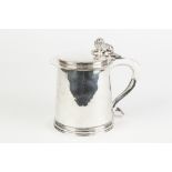 A GOOD QUALITY MODERN SILVER TANKARD of late Stuart design, of plain cylindrical form rising from