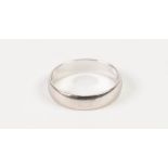 MODERN 18ct WHITE GOLD WEDDING RING, 2.8gms