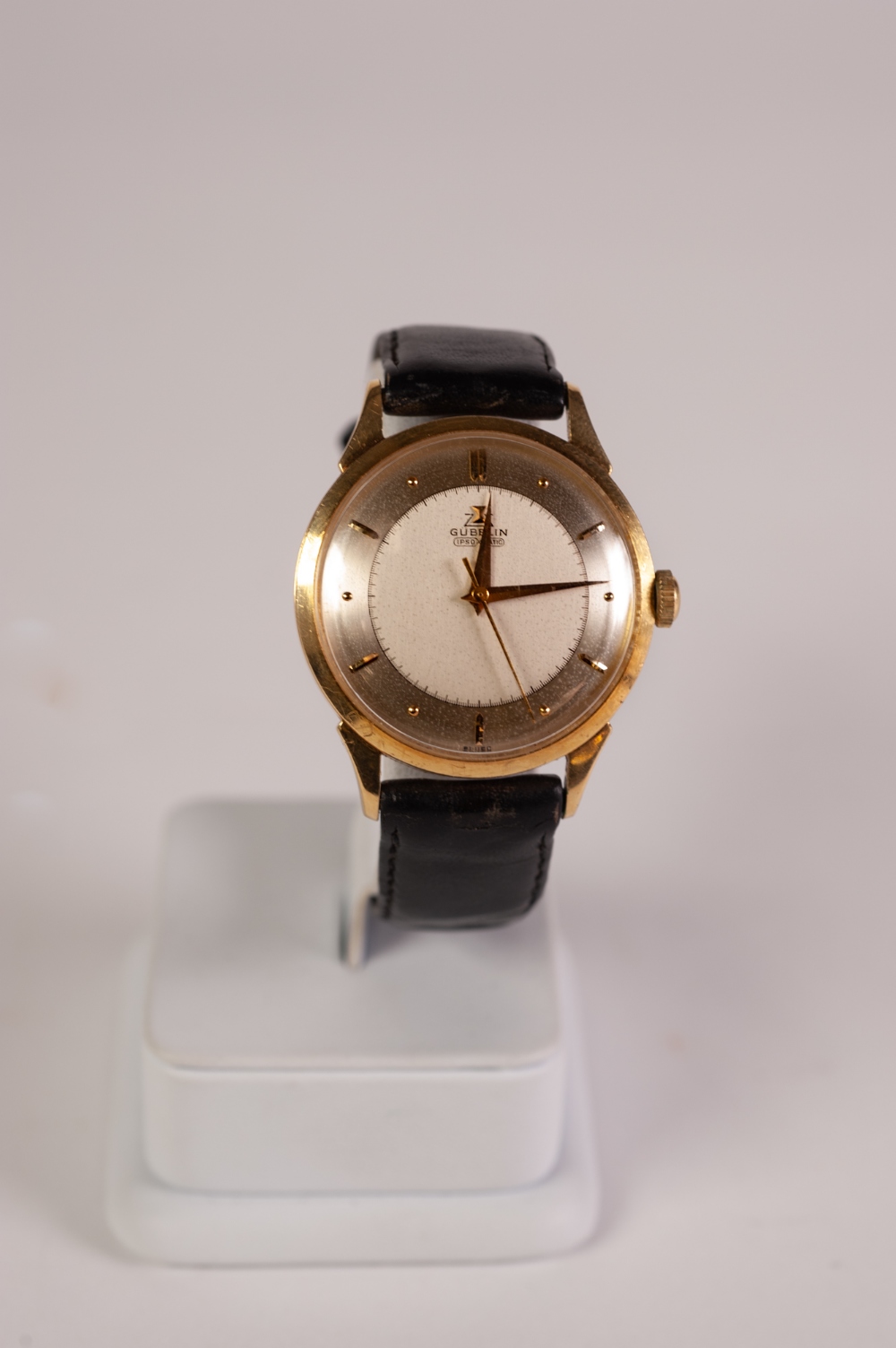 A PROBABLY 18K GOLD (the back plate not removed) GENTLEMAN'S GUBELIN IPSO-MATIC WRIST WATCH, with