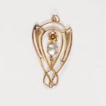 AN EDWARDIAN 9ct GOLD ART NOUVEAU OPEN WORK PENDANT, shield shaped, the centre with a gold flower