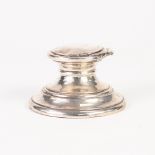 AN EARLY TWENTIETH CENTURY WEIGHTED SILVER CAPSTAN INKWELL, London 1920