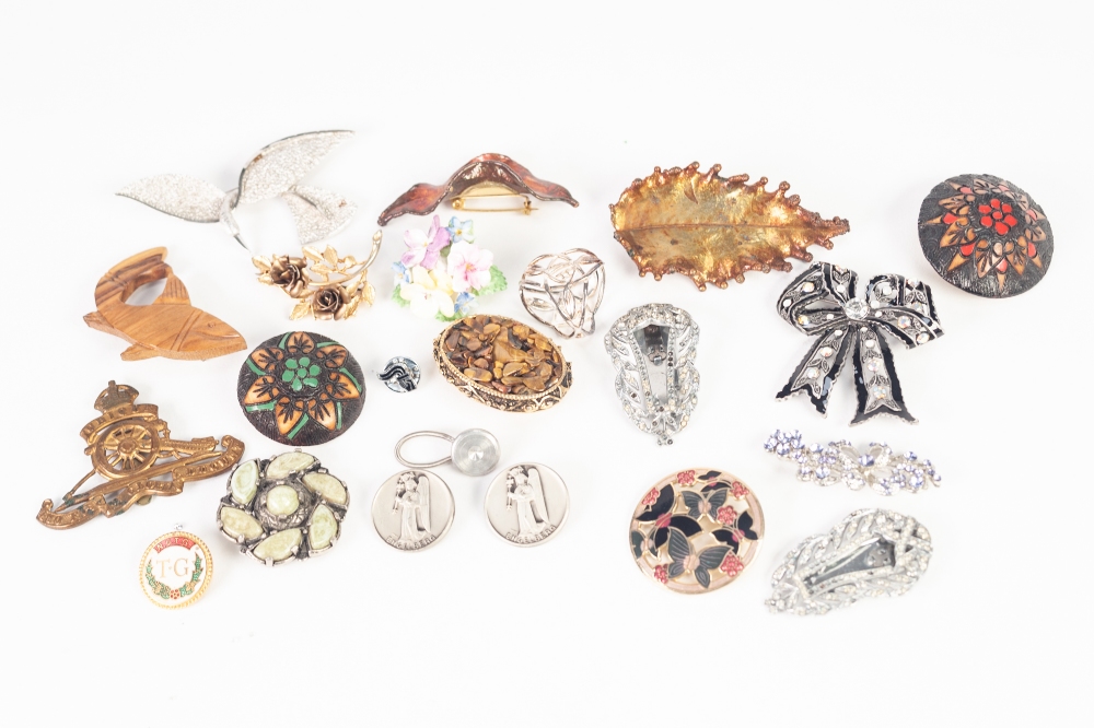 COSTUME BROOCHES AND BADGES, APPROX 20, including a Royal Artillery brass cap badge