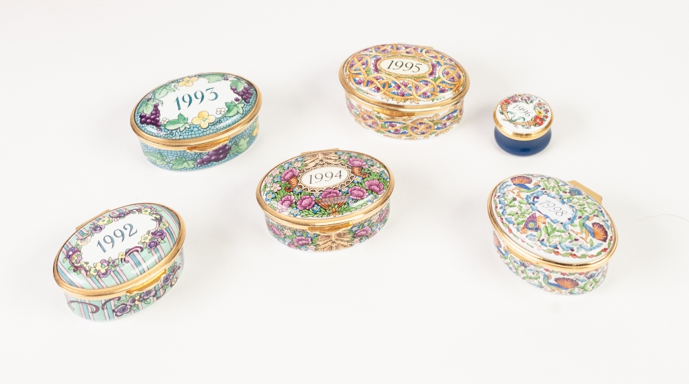 FIVE MODERN 'STAFFORD ENAMELS' HAND PAINTED ENAMELLED OVAL BOXES, 2" wide, year boxes for 1992, - Image 2 of 3