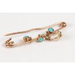 9ct GOLD SAFETY PIN BROOCH, set with three tiny turquoise having pendant baroque pearl, 1.3gms