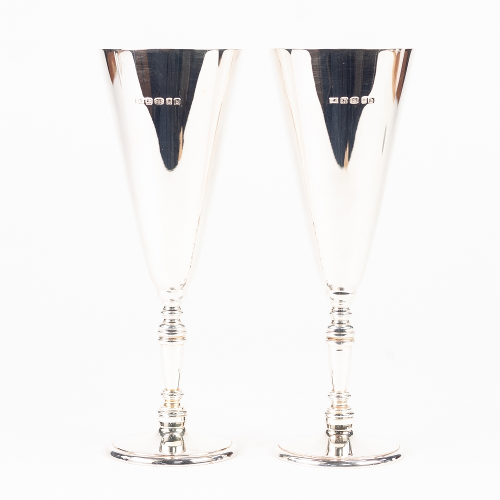 SET OF SIX CHAMPAGNE OR COCKTAIL FLUTES, each with conical bowl, knopped baluster stem plain - Image 2 of 2