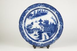 AN EARLY NINETEENTH CENTURY LEEDS PEARLWARE LARGE DISH, transfer printed in underglaze blue with a