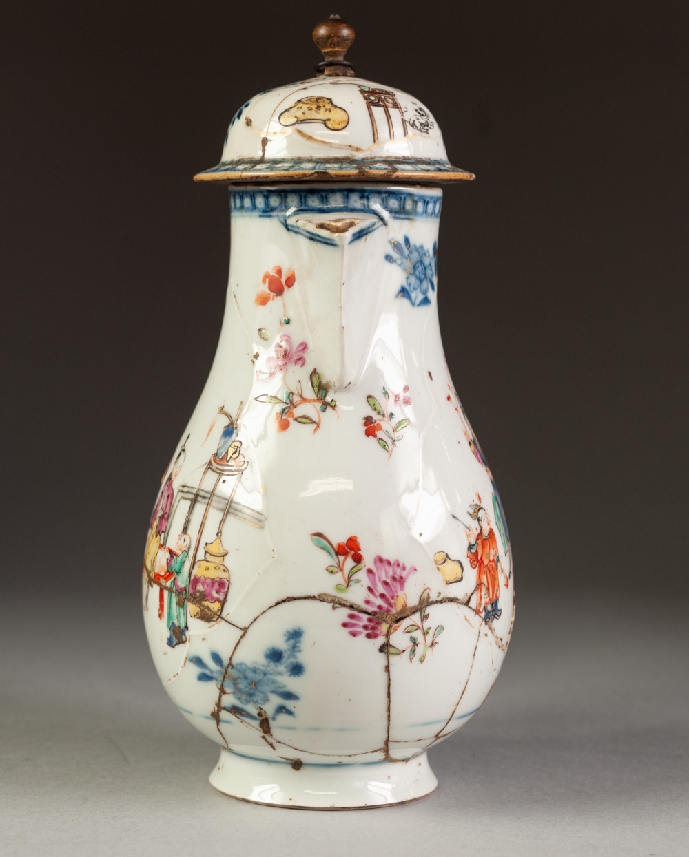 CHINESE KANGXI PERIOD FAMILLE ROSE ENAMELLED PORCELAIN JUG AND COVER, of footed baluster form with - Image 5 of 5