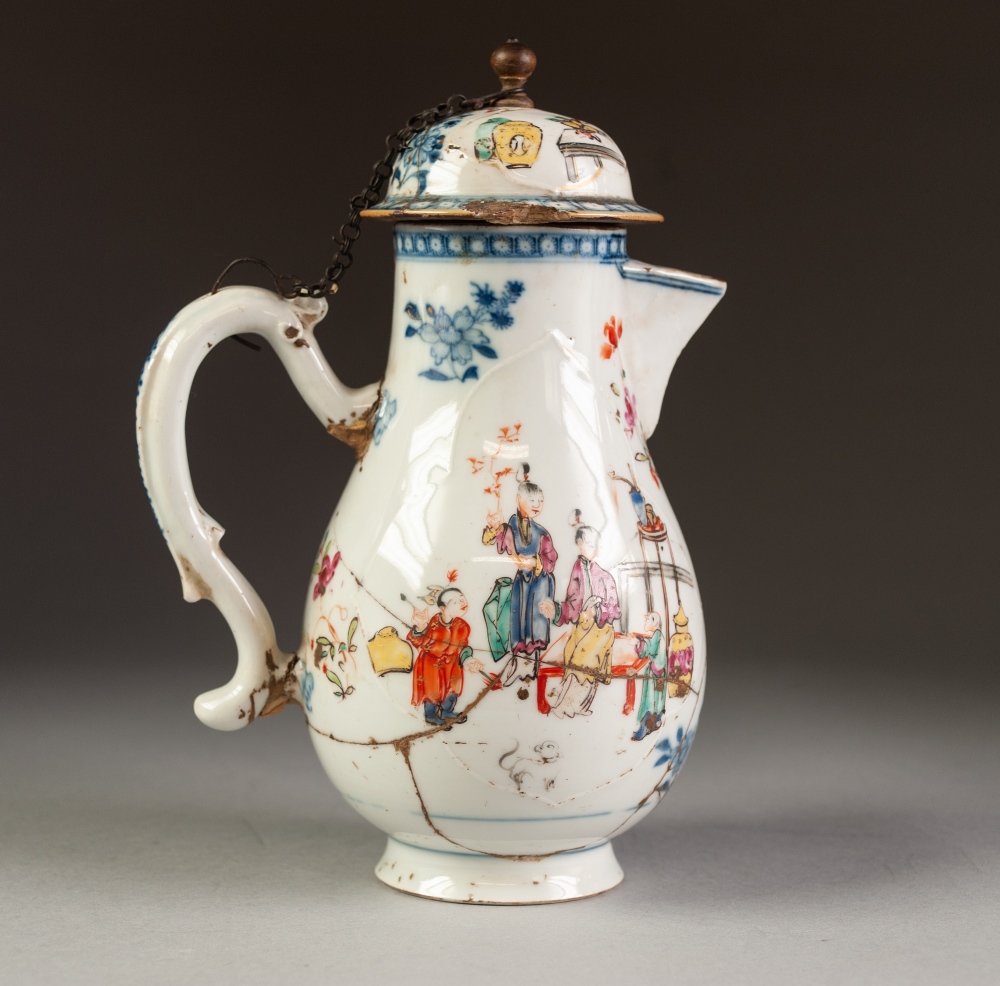 CHINESE KANGXI PERIOD FAMILLE ROSE ENAMELLED PORCELAIN JUG AND COVER, of footed baluster form with - Image 3 of 5