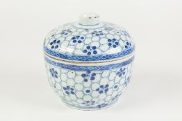 A CHINESE CHING DYNASTY PORCELAIN PORCELAIN U-SHAPE RICE BOWL, with shallow domed cover, painted