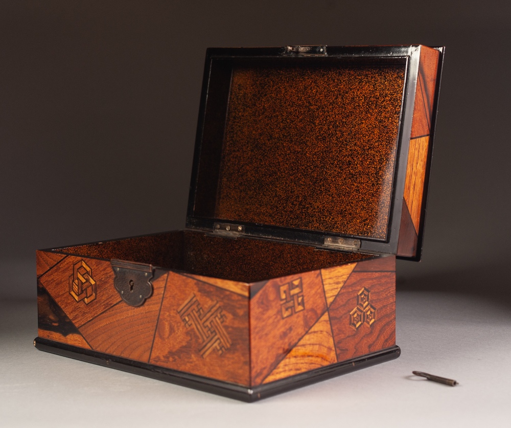 A JAPANESE LATE MEIJI PERIOD LACQUERED PARQUETRY AND MARQUETRY INLAID BOX, 8" (20.5cm) long - Image 4 of 4
