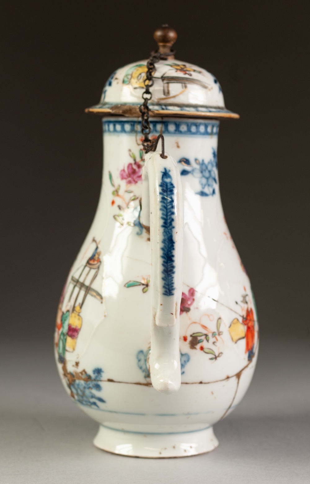 CHINESE KANGXI PERIOD FAMILLE ROSE ENAMELLED PORCELAIN JUG AND COVER, of footed baluster form with - Image 4 of 5