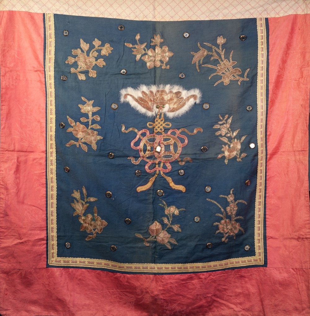 A CHINESE LATE QING/REPUBLIC PERIOD SILK AND GOLD THREAD EMBROIDERED VERTICAL HANGING, the blue