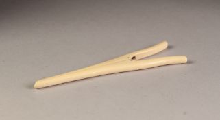 PAIR OF IVORY GLOVE STRETCHERS, 6 ½" (16.5cm) long