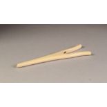PAIR OF IVORY GLOVE STRETCHERS, 6 ½" (16.5cm) long