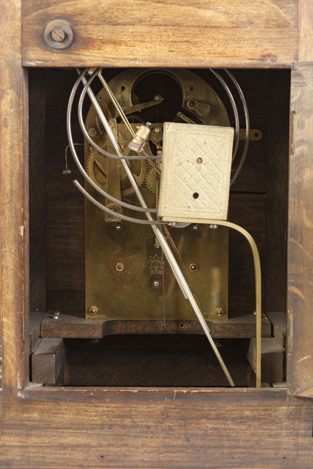 EARLY TWENTIETH CENTURY JUNGHANS OAK CASED MANTLE CLOCK, the 6" brass dial with silvered Arabic - Image 4 of 4