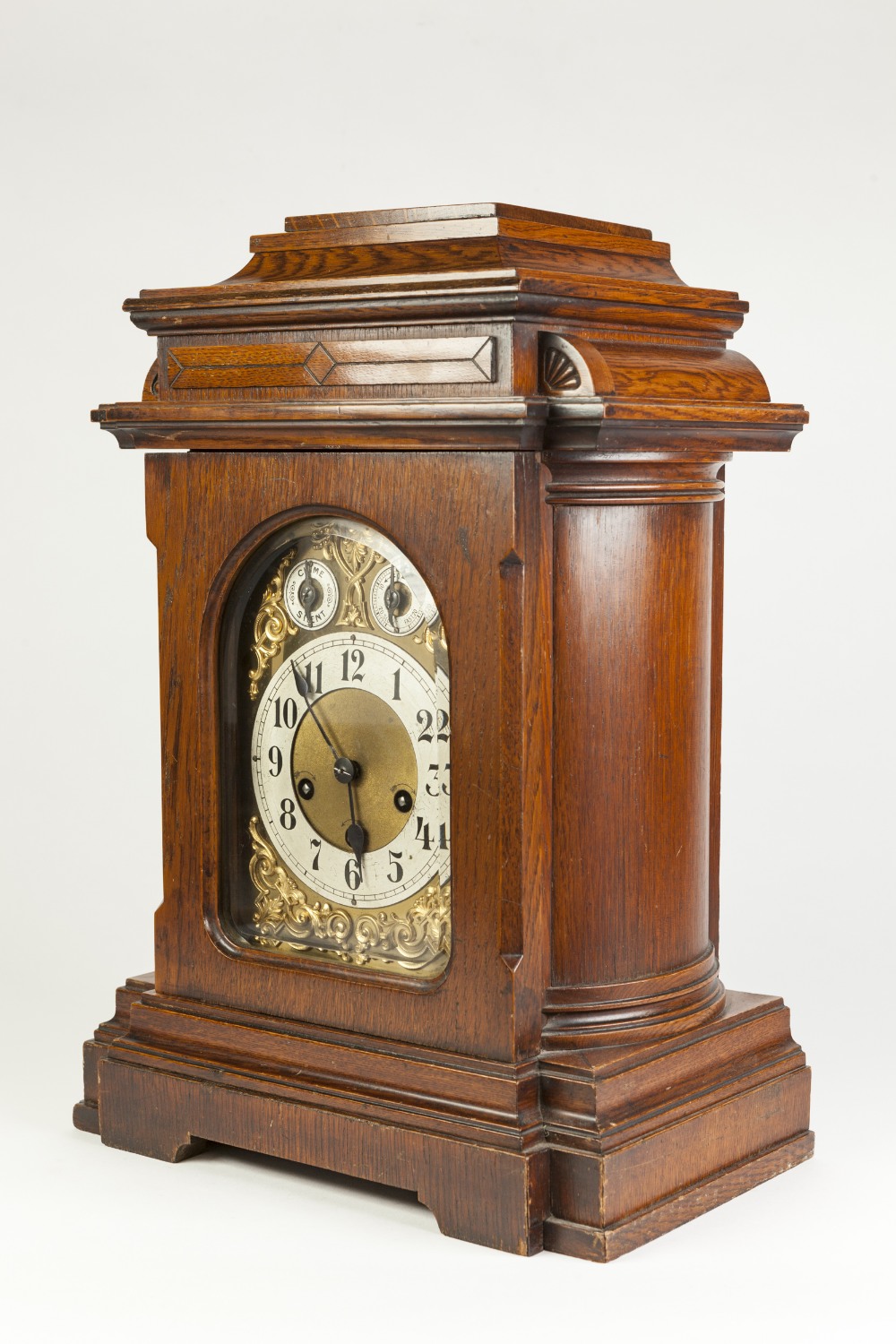 EARLY TWENTIETH CENTURY JUNGHANS OAK CASED MANTLE CLOCK, the 6" brass dial with silvered Arabic - Image 2 of 4