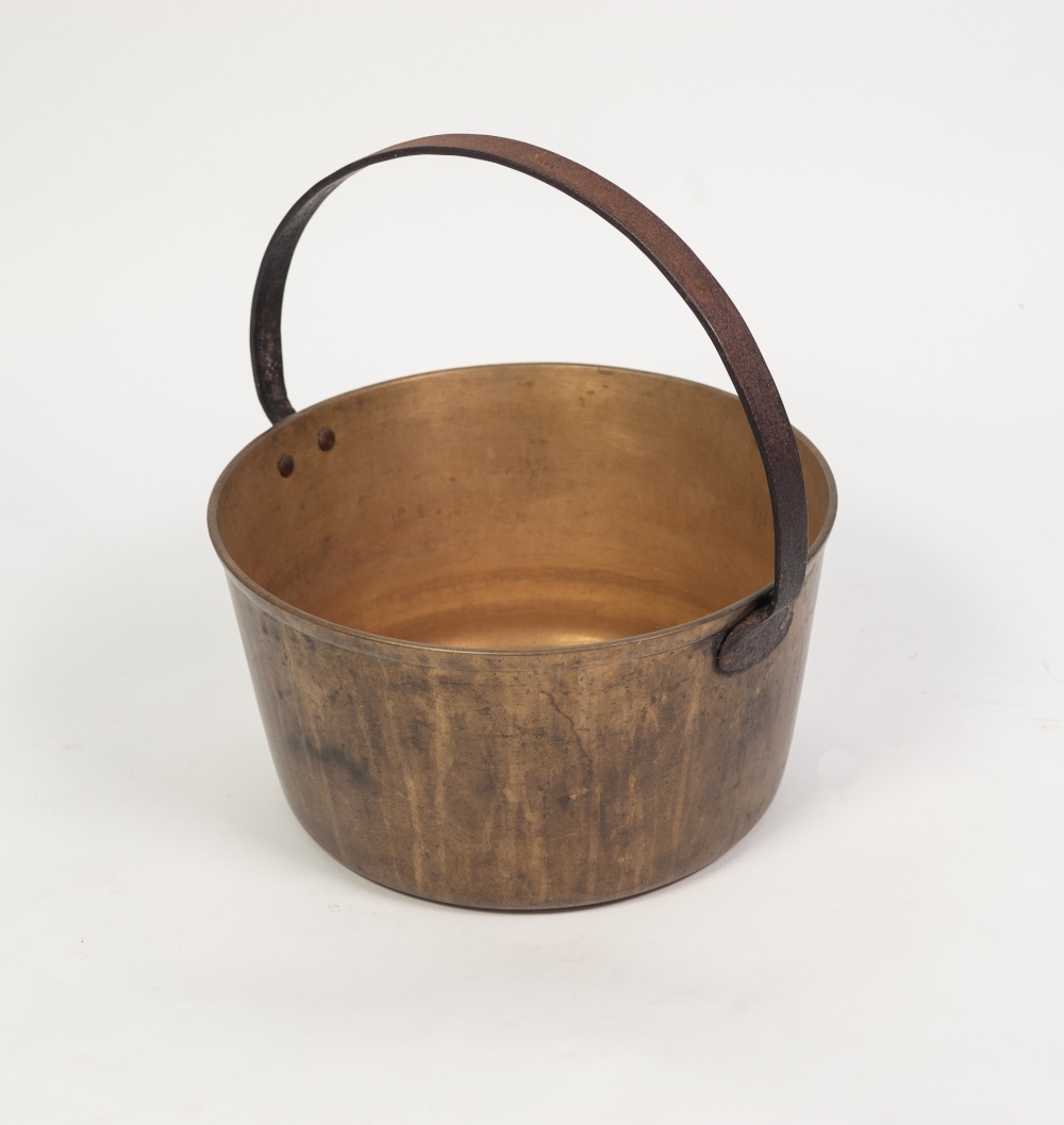 AN ANTIQUE BRASS JAM PAN, with fixed iron handle