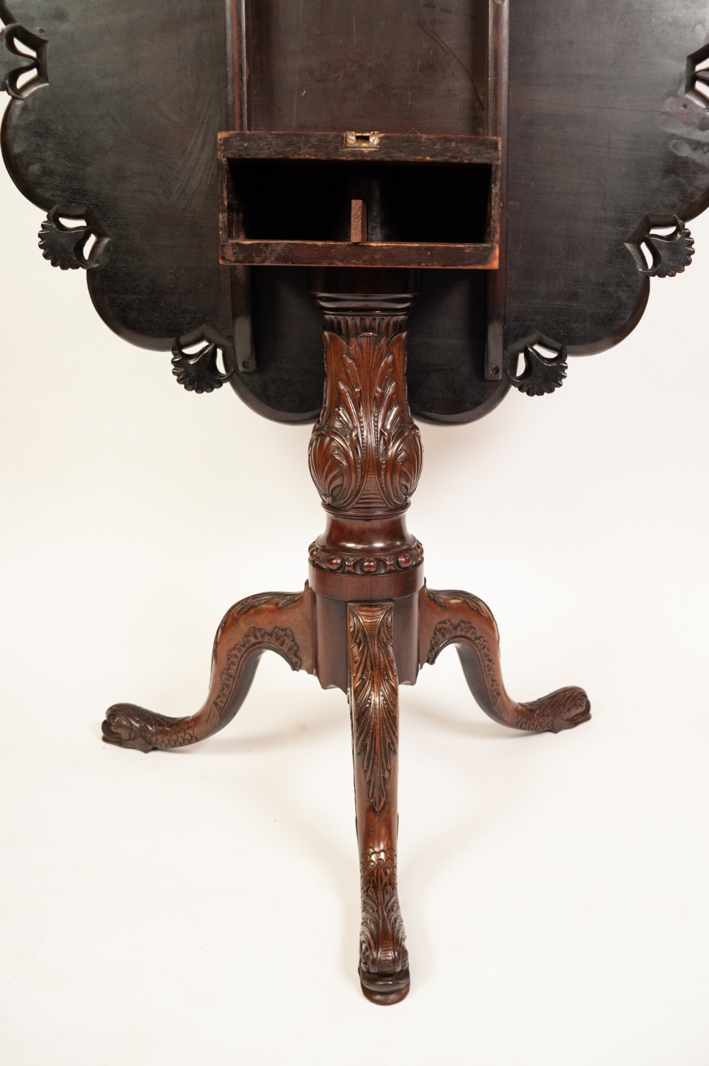 A FINE GEORGE III MAHOGANY TRIPOD TEA TABLE, the revolving and tilting 'birdcage' one piece top - Image 4 of 5