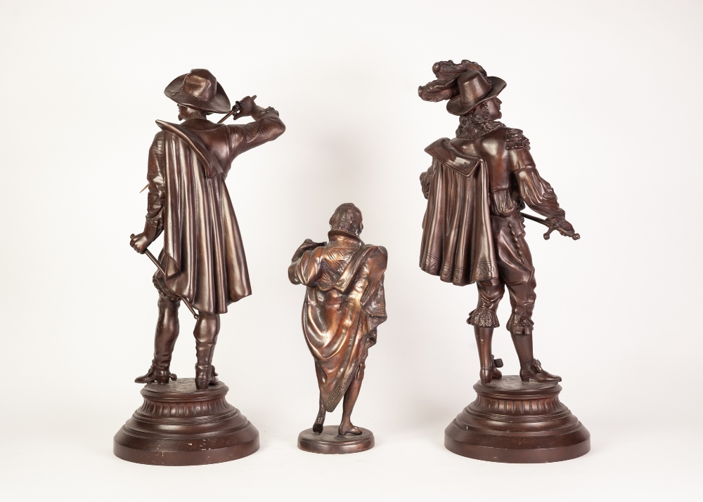 PAIR OF MODERN REPRODUCTION CAST METAL FIGURES OF MUSKATEERS, mid brown patination, each modelled - Image 2 of 2