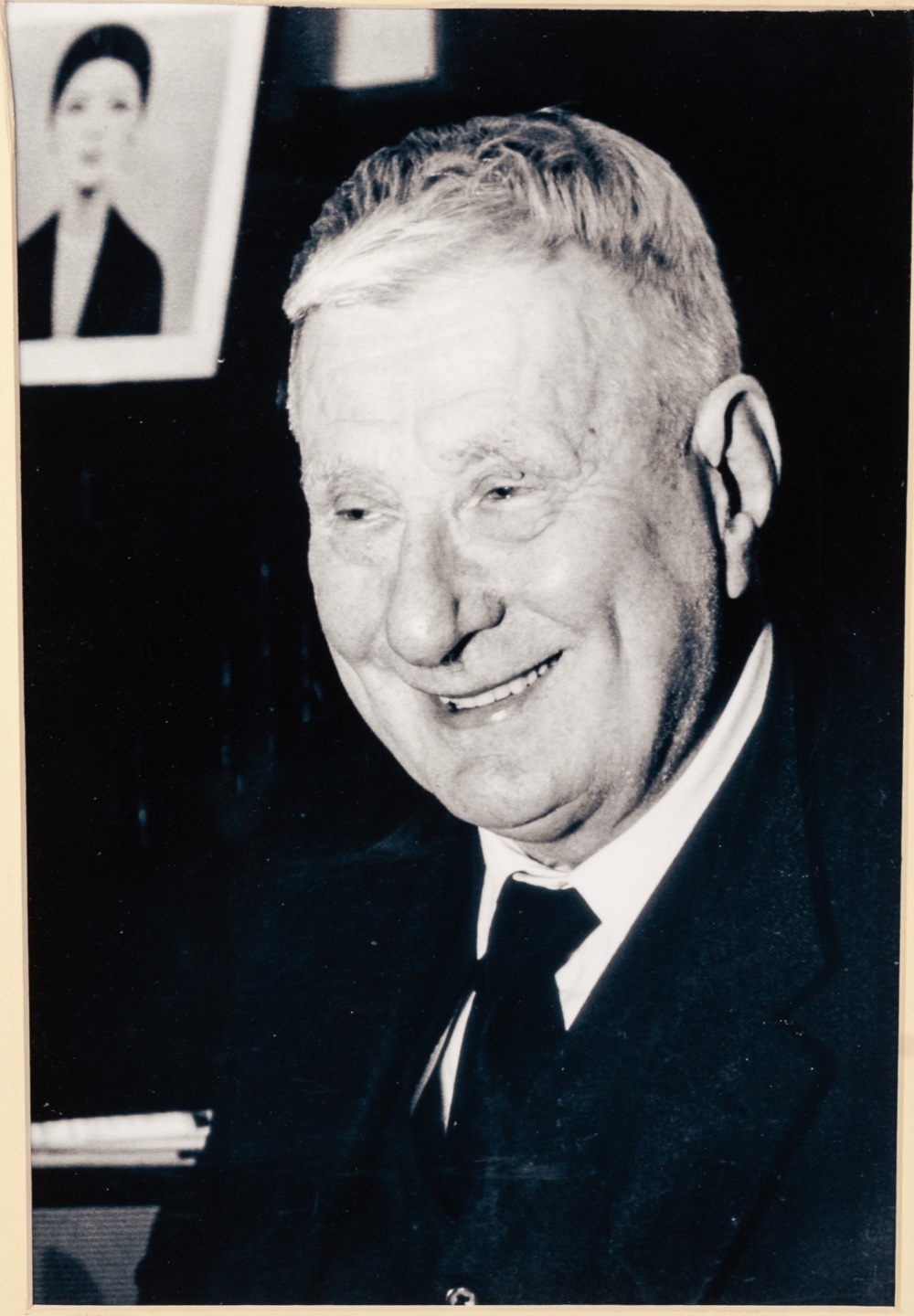 L.S. LOWRY BY MAURICE ROWE TEN BLACK AND WHITE PHOTOGRAPHS FEATURING LOWRY AND ONE OF SALFORD MARKET - Image 5 of 10