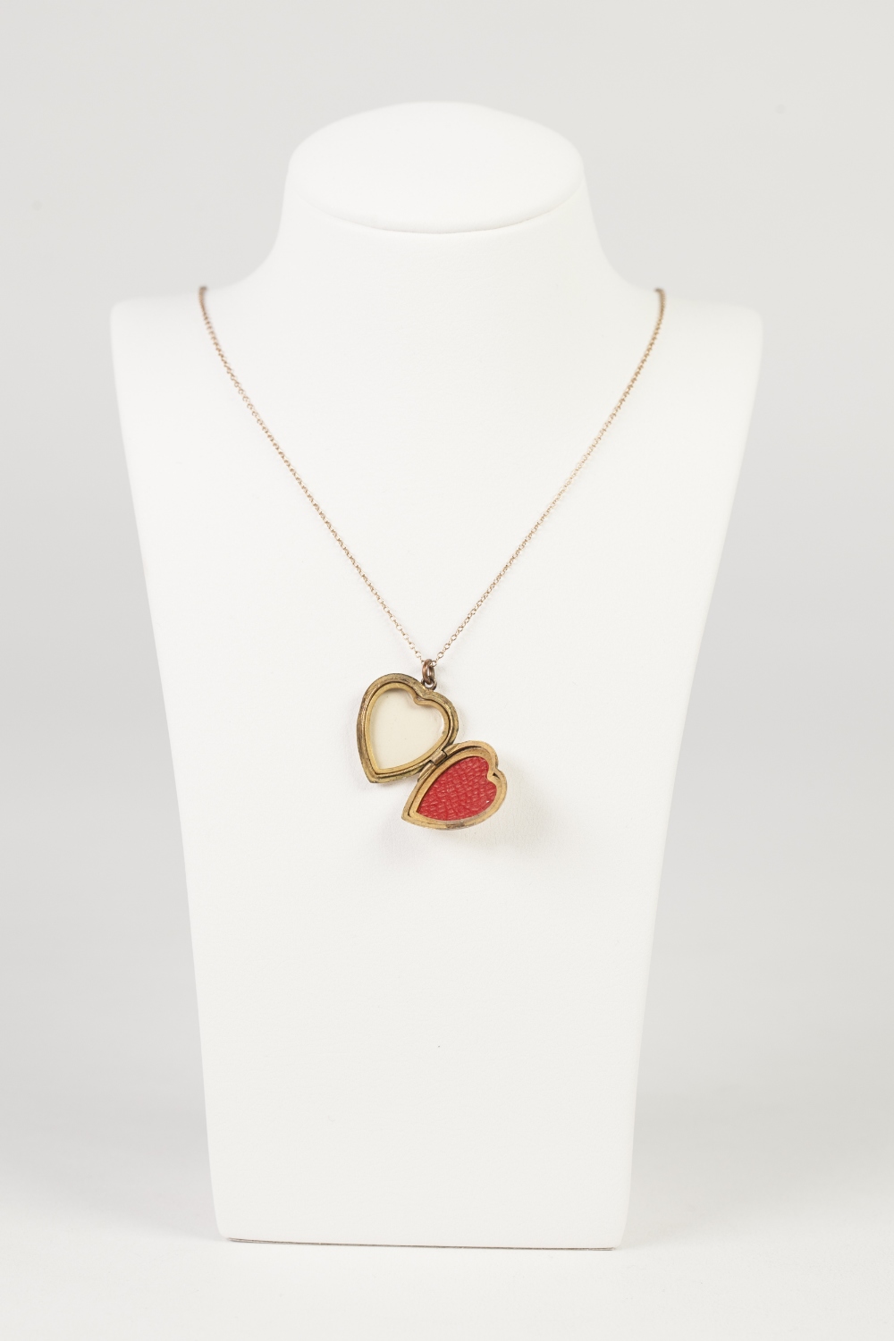 14ct GOLD FINE CHAIN NECKLACE, 16" long, 1.1gms and the SMALL HEART SHAPED LOCKET PENDANT, with - Image 2 of 3