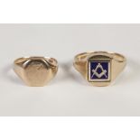 GENTS 9ct GOLD SIGNET RING, the top reversible to reveal an engraved and black enamelled Masonic