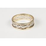 9ct GOLD PIERCED BAND RING, 3.8gms, ring size 'S'