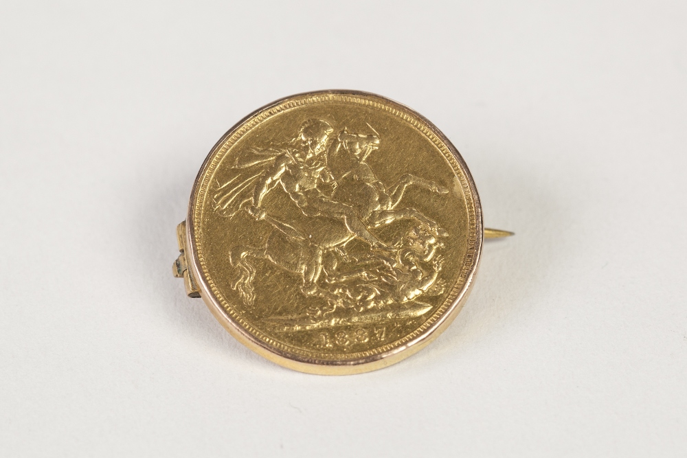 VICTORIAN GOLD SOVEREIGN 1887, with loose gold frame as a brooch, 9.5gms gross