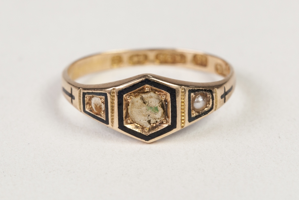 VICTORIAN 15ct GOLD AND BLACK ENAMELLED AND PEARL MOURNING RING, Birmingham 1874 (two pearls - Bild 2 aus 2