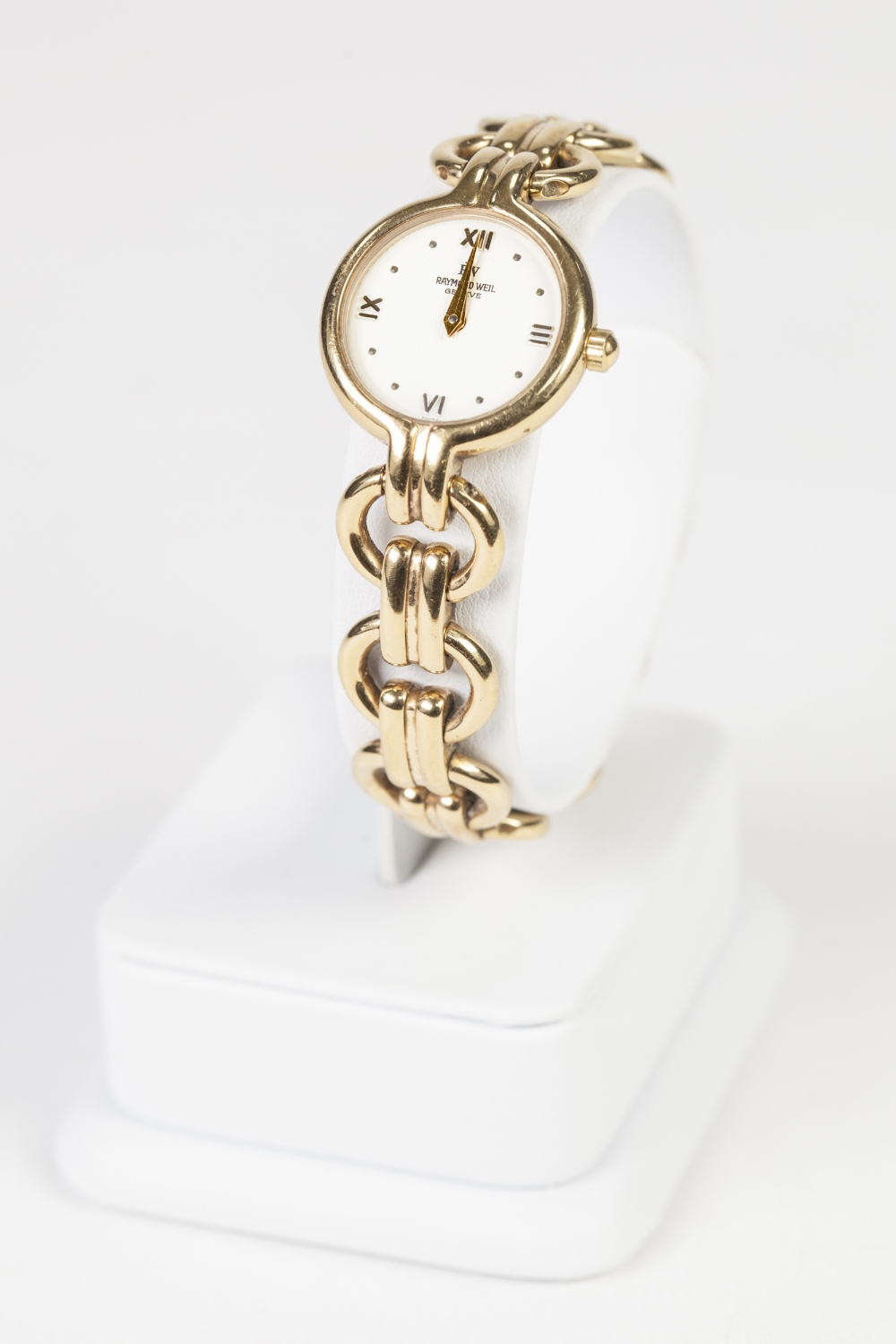 LADY'S RAYMOND WEIL, GENEVE, GOLD PLATED WRIST WATCH, with quartz movement, small circular white