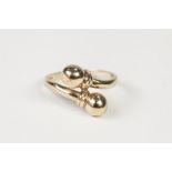 9ct GOLD TORQUE PATTERN RING, with ball terminals, 3.1gms, ring size 'Q'