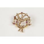 EARLY TWENTIETH CENTURY 15ct GOLD OPENWORK CIRCLET BROOCH, with centre swallow and foliage and