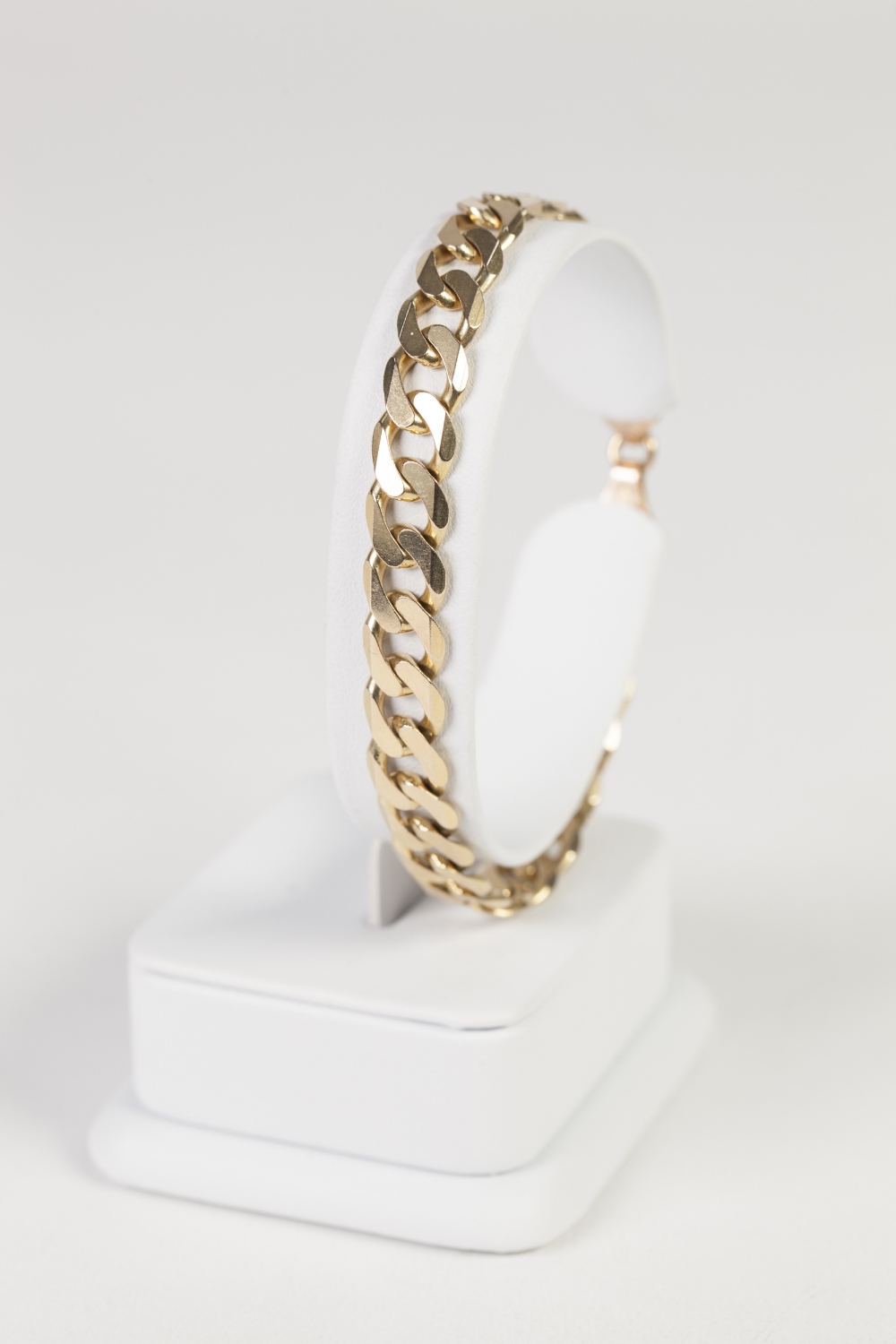 9ct GOLD BRACELET, with flattened curb pattern links, 18.6gms