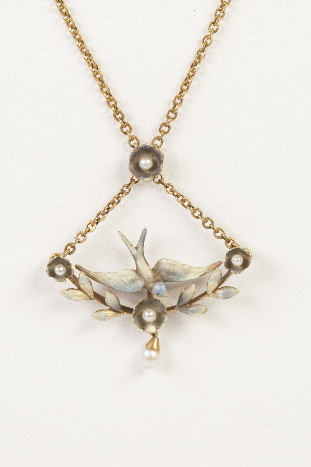 EDWARDIAN SILVER GILT CHAIN NECKLACE, with attached pendant front in the form of an enamelled - Image 2 of 2