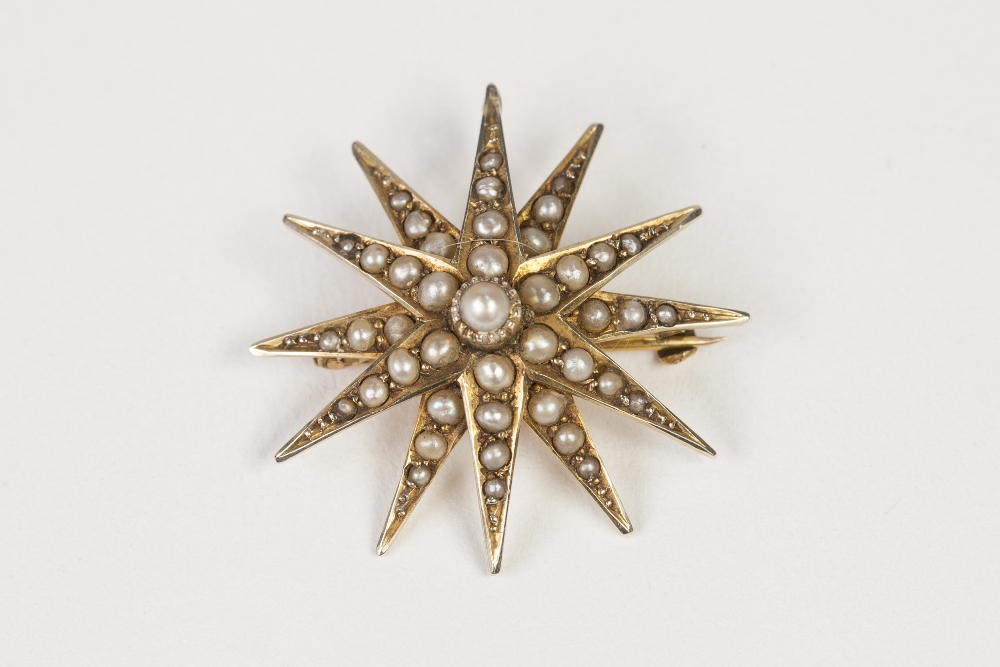 EARLY TWENTIETH CENTURY 9ct GOLD AND SEED PEARL STAR/BROOCH PENDANT, 1 1/8" diameter, 3.7gms