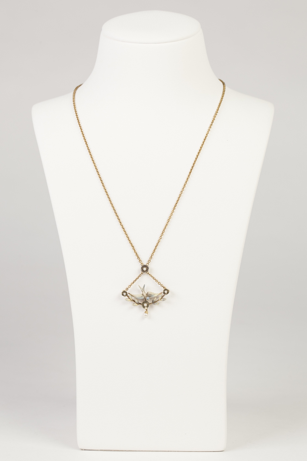 EDWARDIAN SILVER GILT CHAIN NECKLACE, with attached pendant front in the form of an enamelled