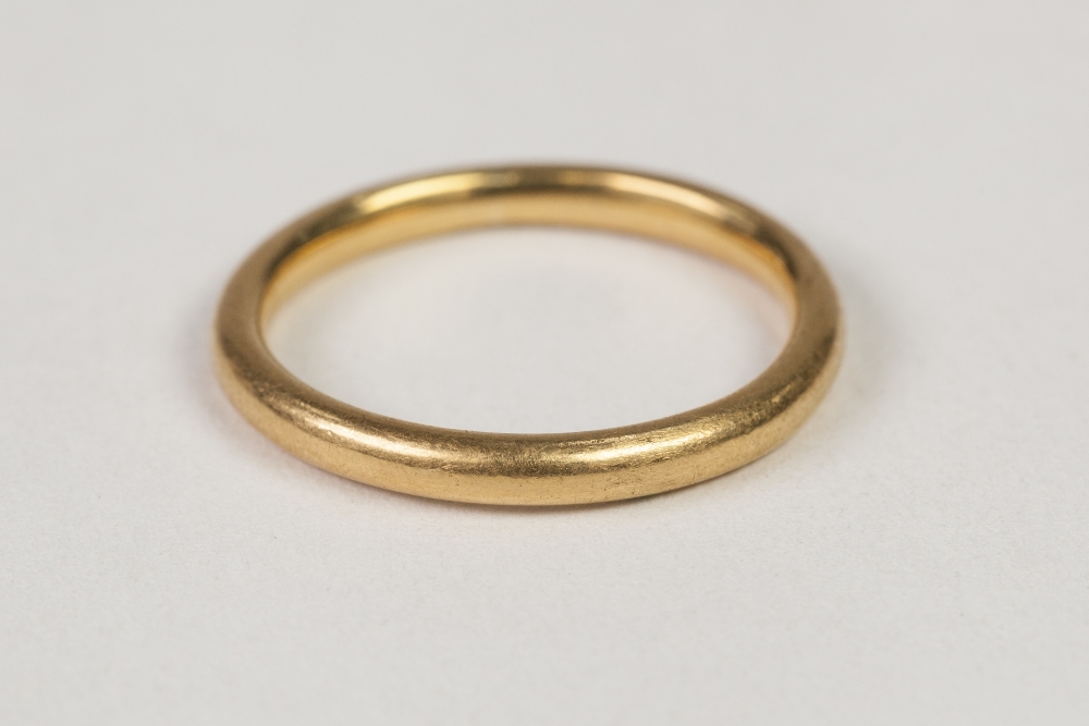 GOLD COLOURED METAL PLAIN ROUND SECTION WEDDING RING, 4.9gms