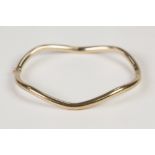 9ct GOLD WAVY ROUND HOLLOW BANGLE, hinge opening, 7.gms