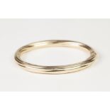 9ct GOLD HINGE OPENING BANGLE, of entwined wire pattern, 18.8gms