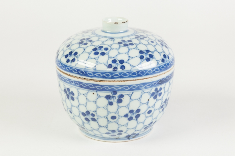 A CHINESE CHING DYNASTY PORCELAIN PORCELAIN U-SHAPE RICE BOWL, with shallow domed cover, painted