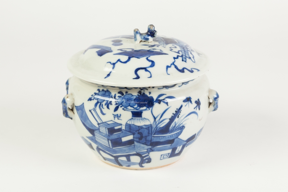 A CHINESE LATE CHING DYNASTY PORCELAIN RICE BOWL with cover, the body with four loops for bamboo - Image 3 of 4