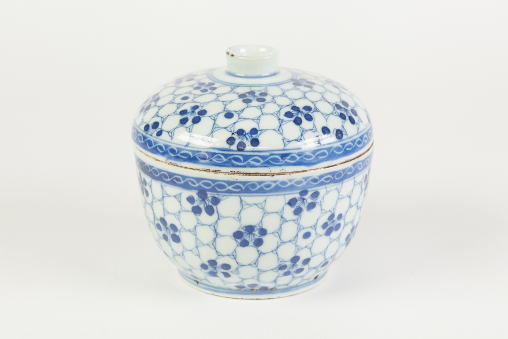 A CHINESE CHING DYNASTY PORCELAIN PORCELAIN U-SHAPE RICE BOWL, with shallow domed cover, painted - Image 3 of 3