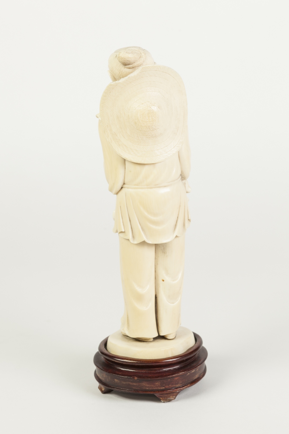 AN EARLY TWENTIETH CENTURY JAPANESE ONE PIECE CARVED IVORY OKIMONO OF AN AGED BEARDED MAN, holding a - Image 2 of 3