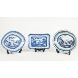 THREE 19th CENTURY CHINESE NANKING TYPE BLUE AND WHITE DISHES (3)