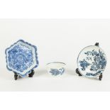 LATE EIGHTEENTH CENTURY WORCESTER 'FENCE' PATTERN BLUE AND WHITE PORCELAIN TEA BOWL AND SAUCER, of