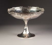 AN EARLY TWENTIETH CENTURY SILVER PEDESTAL BOWL with pierced border, standing on a spreading